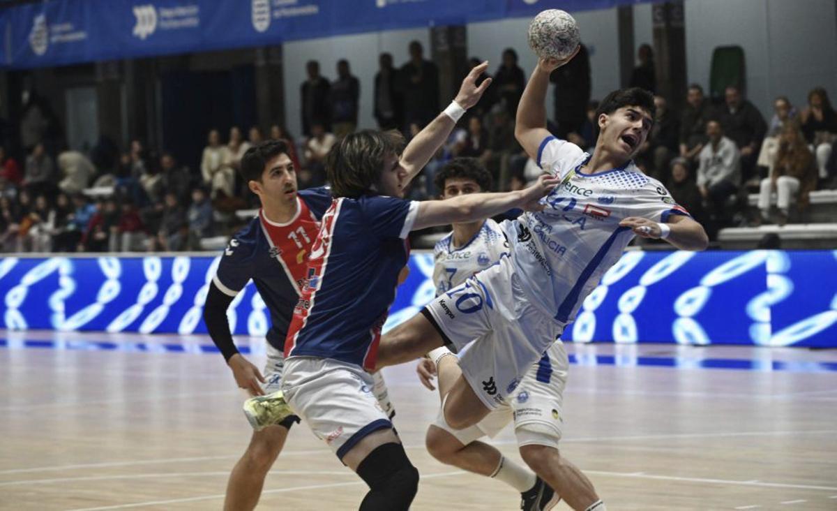 Partido celebrado ayer en el pabellón Municipal. | RAFA VÁZQUEZ