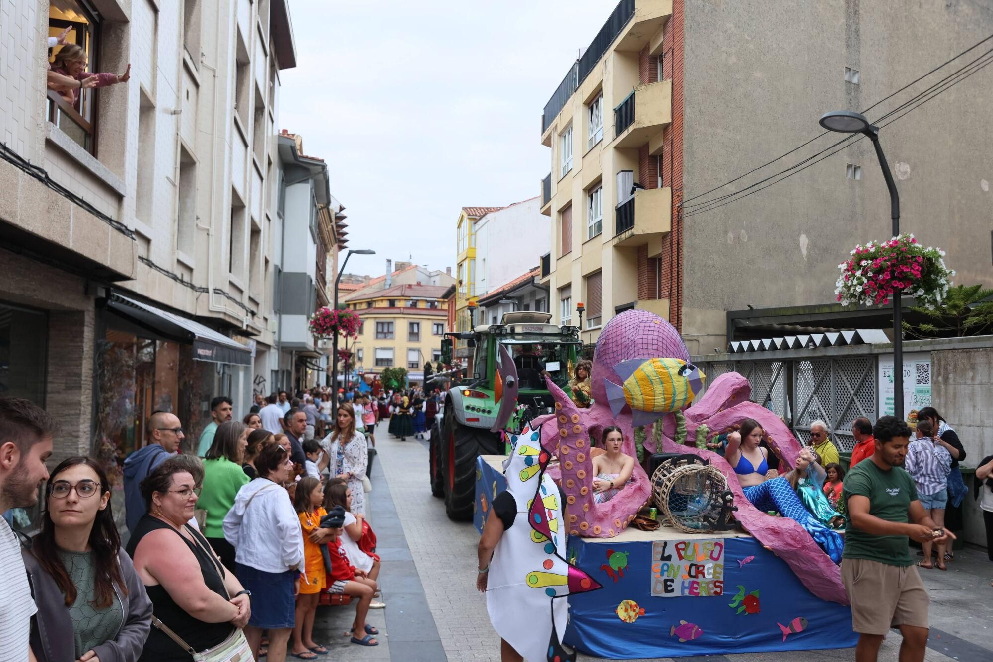 EN IMÁGENES: El desfile de carrozas por las fiestas del Carmen de Luancoi