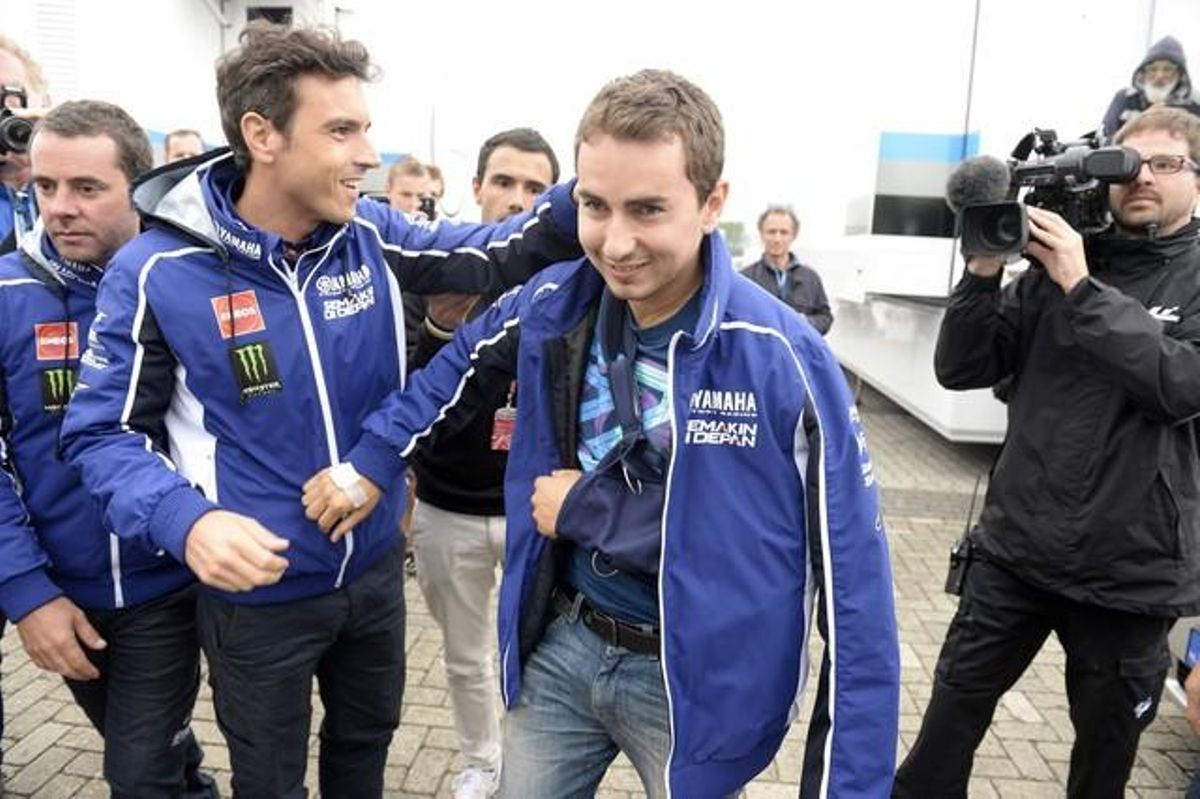 Jorge Lorenzo, acabat d’operar de la clavícula esquerra, arriba al traçat holandès d’Assen, divendres. Jorge Lorenzo, acabat d’operar de la clavícula esquerra, arriba al traçat holandès d’Assen, divendres.
