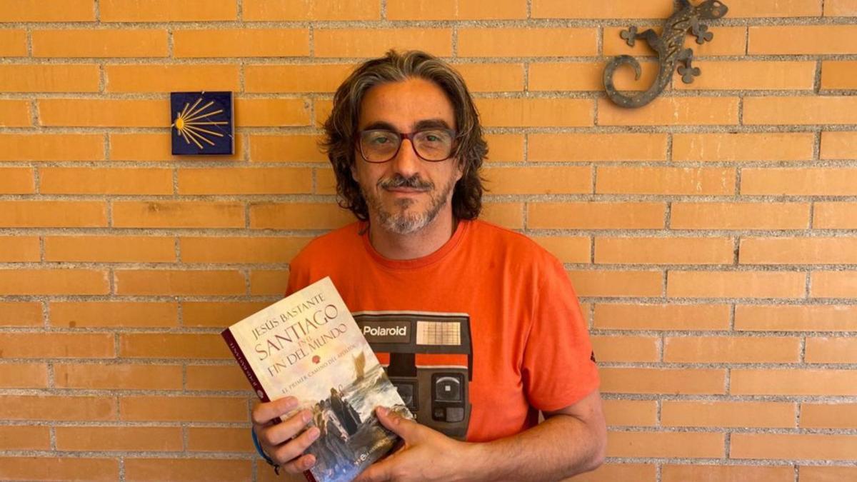 El periodista y escritor Jesús Bastante Liébana, con su última novela, que presentará en el Club.