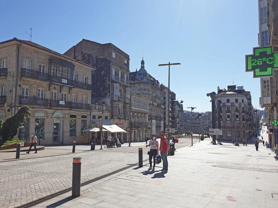 Ciudadanos pasean por las calles de Vigo.