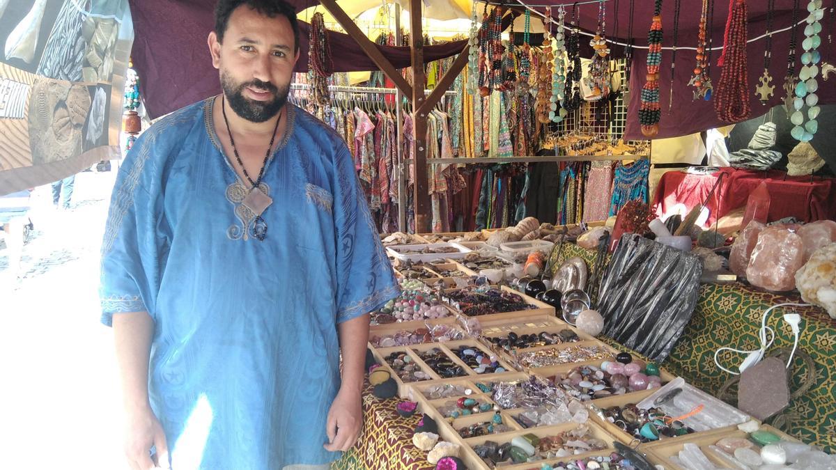 Aladin vende minerales y fósiles.