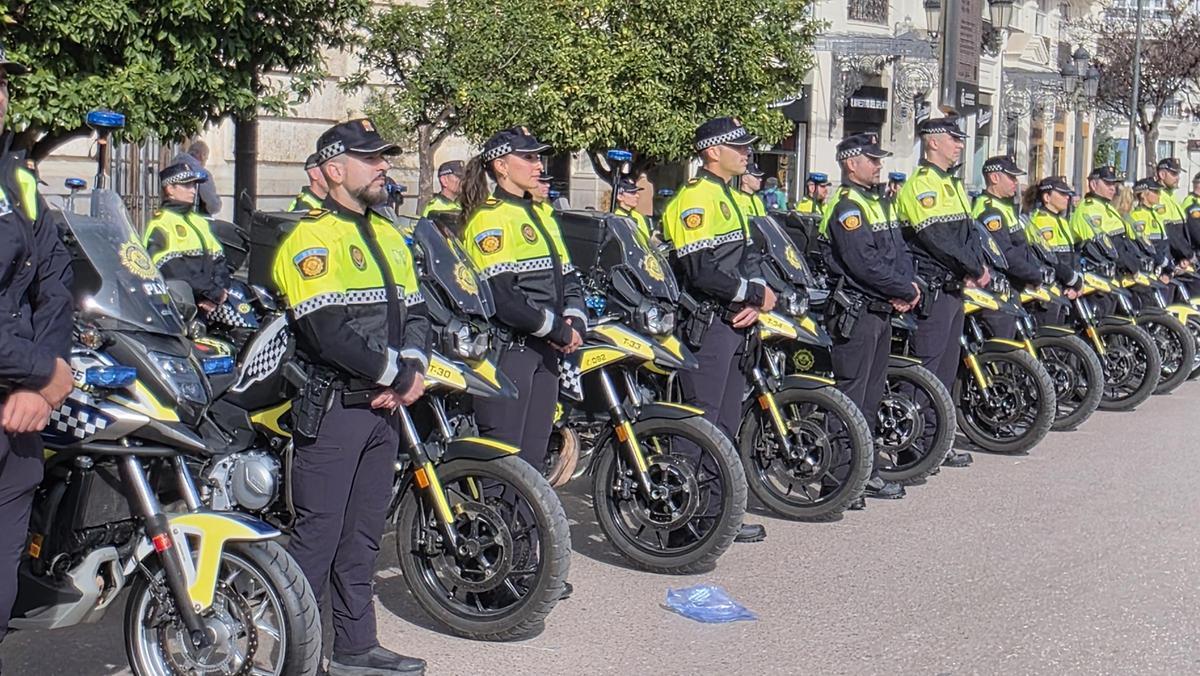 Los nuevos agentes y las nuevas motos posaron en la plaza del Ayuntamiento