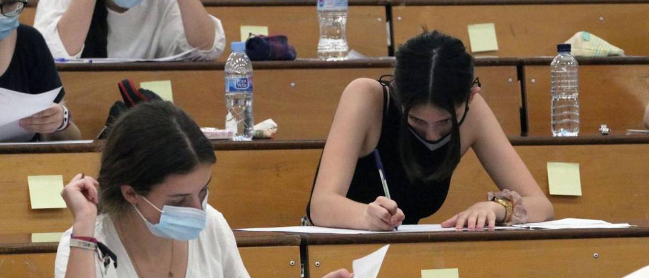 Estudiantes durante la realización de las pruebas de Evaluación para el acceso a la Universidad 2021