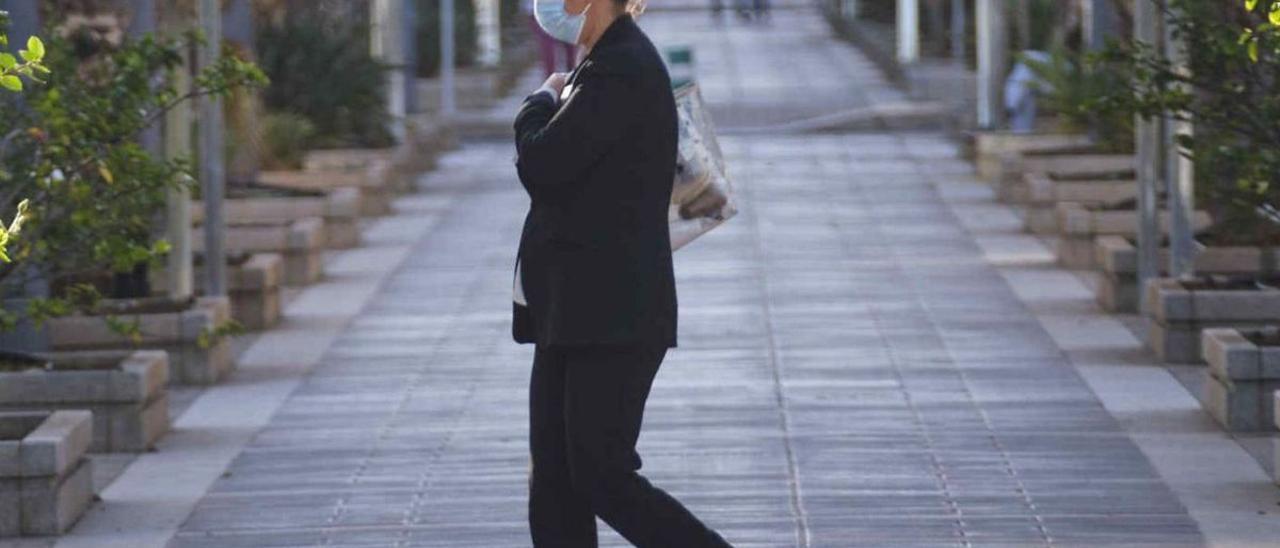 Una mujer pasea con la mascarilla, tras la imposición de su uso al aire libre en Santa Cruz.