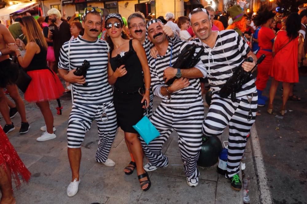 El Carnaval de verano colorea Redondela con miles de disfraces.