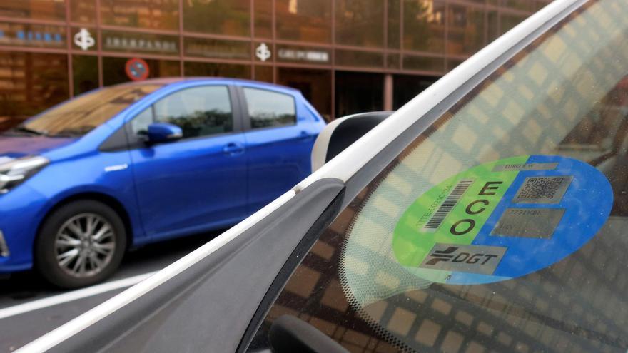 La DGT avisa: Estas son las pegatinas que debes llevar visibles en tu coche