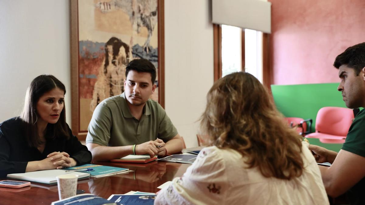 El Grupo Socialista se reúne con el Consejo de la Juventud de Extremadura.