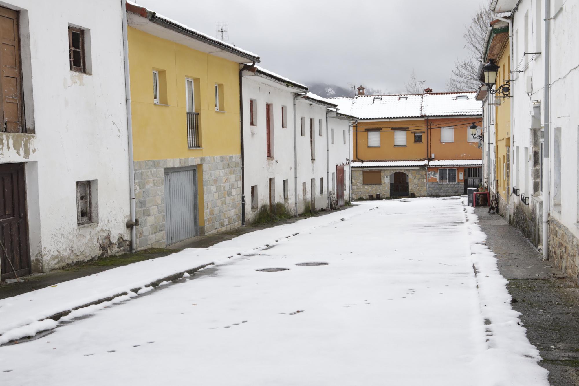 Temporal en Asturias: Así luce el pueblo de Tarna bajo un gran manto blanco