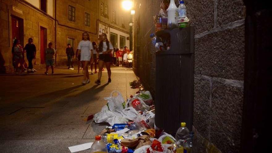 Restos de bebidas tras un botellón en el centro histórico de Pontevedra. // Rafa Vázquez