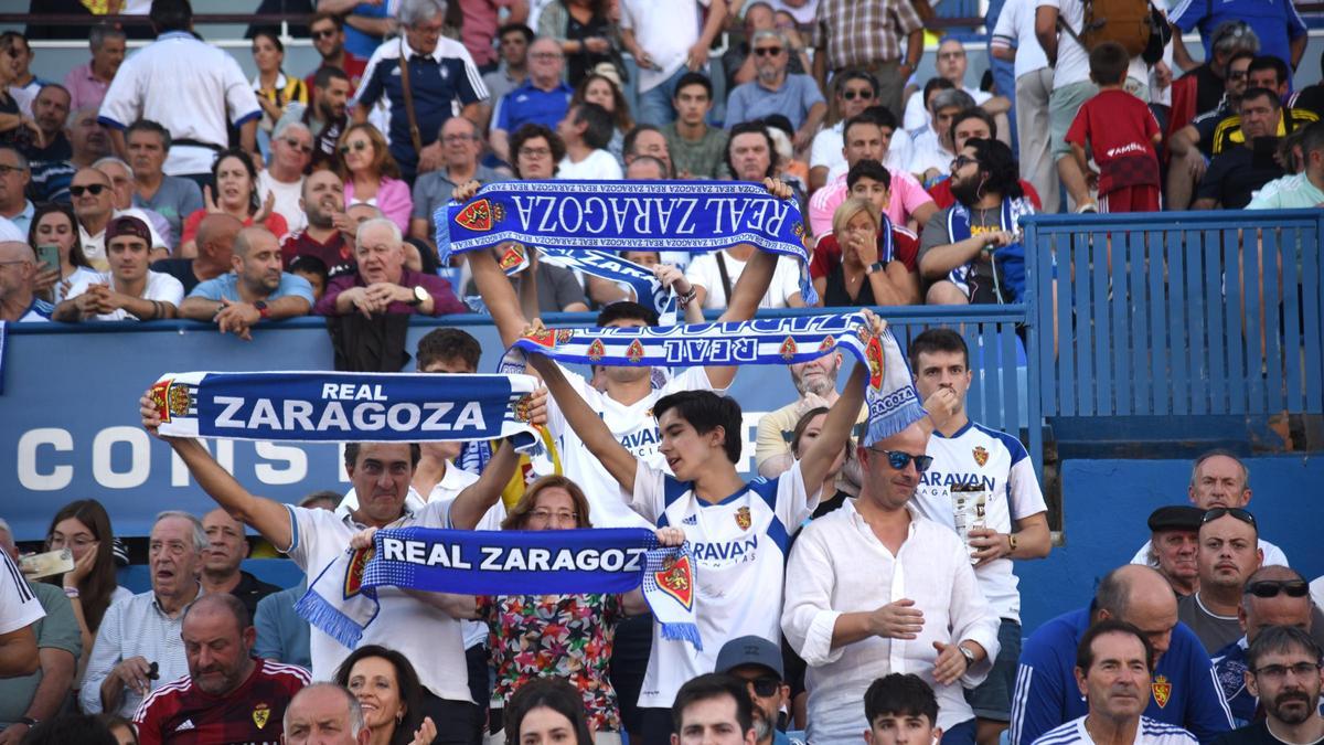 Aficionados del Real Zaragoza, durante un partido en La Romareda.