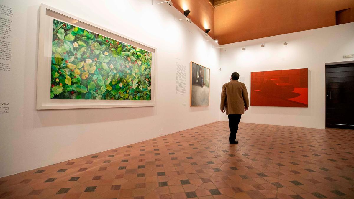 Un visitante recorre este martes la exposición 'Ocho x ocho'.