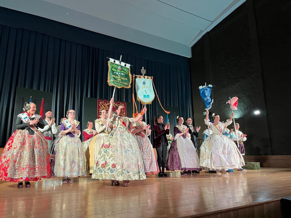 Momento en el que las integrantes de la falla L'Ambient han recogido los banderines.