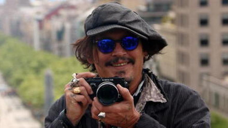 Primer pla de Johnny Depp a la terrassa de l&#039;Hotel Casa Fuster, bromejant amb una càmera com la que ha acompanyat el seu personatge a &#039;El fotógrafo de Minamata&#039;, pel BCN Film Fest.