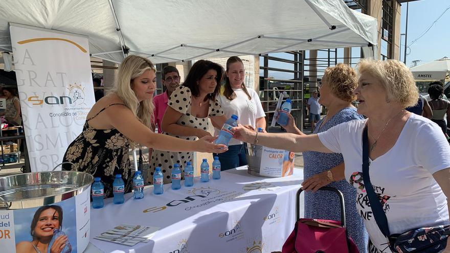 El Ayuntamiento de Lorca reparte 400 botellines de agua fría en el mercado para prevenir los golpes de calor