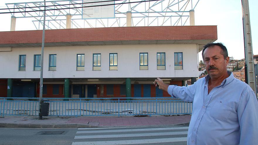 Salvador Vera, delante de la piscina municipal del Puerto de la Torre.