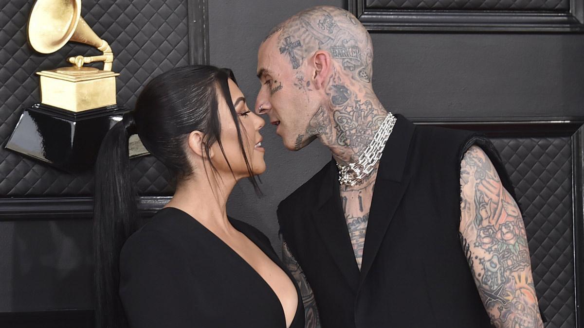 Kourtney Kardashian y Travis Barker se besan en la alfombra roja de los Premios Grammy 2022