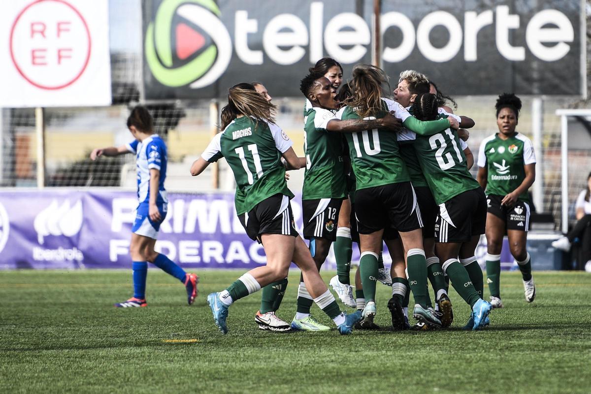 Las jugadoras del Cacereño Femenino celebran un gol durante un partido en Pinilla.