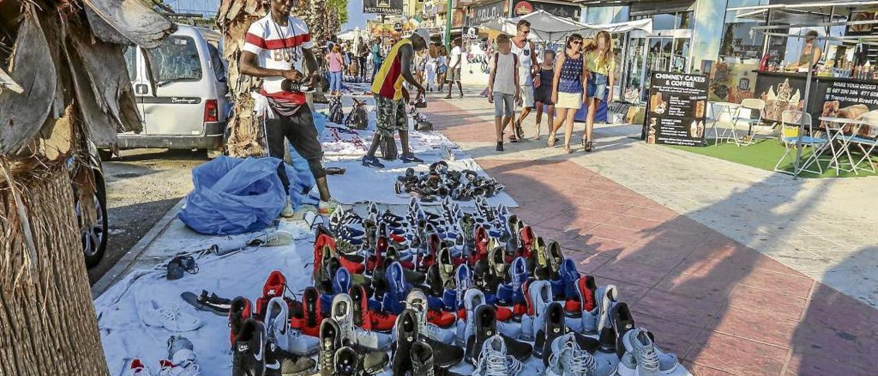 Orihuela pagará 1.200 horas extra a la Policía para combatir el «top manta»