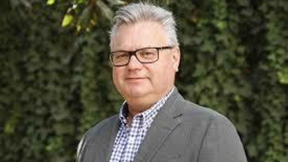 Esteban Morales.