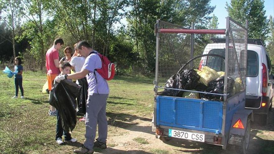 implican a escolares en una limpieza junto al río