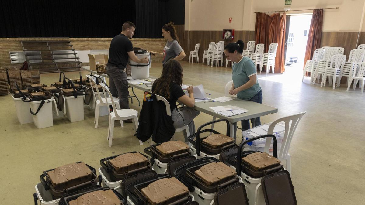 Reparto de cubos en el auditorio de Chella, este lunes.