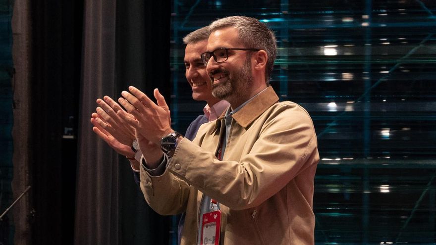 Pedro Sánchez (al fondo) y Francisco Lucas, en Cartagena durante el congreso regional del PSOE en marzo de 2025.