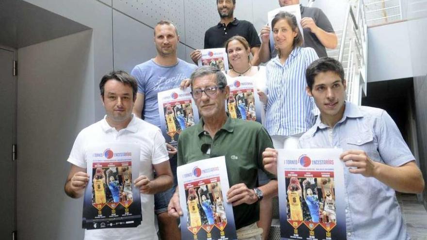 Integrantes y colaboradores de la organización posan con el cartel de esta primera edición. // N.P.