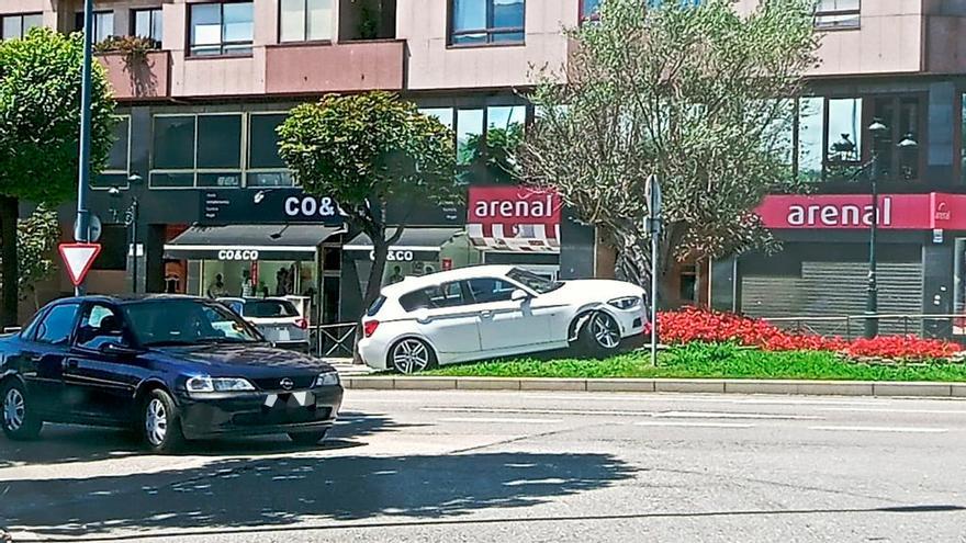 Acaba empotrado en una jardinera de la Gran Vía tras un accidente contra otro coche