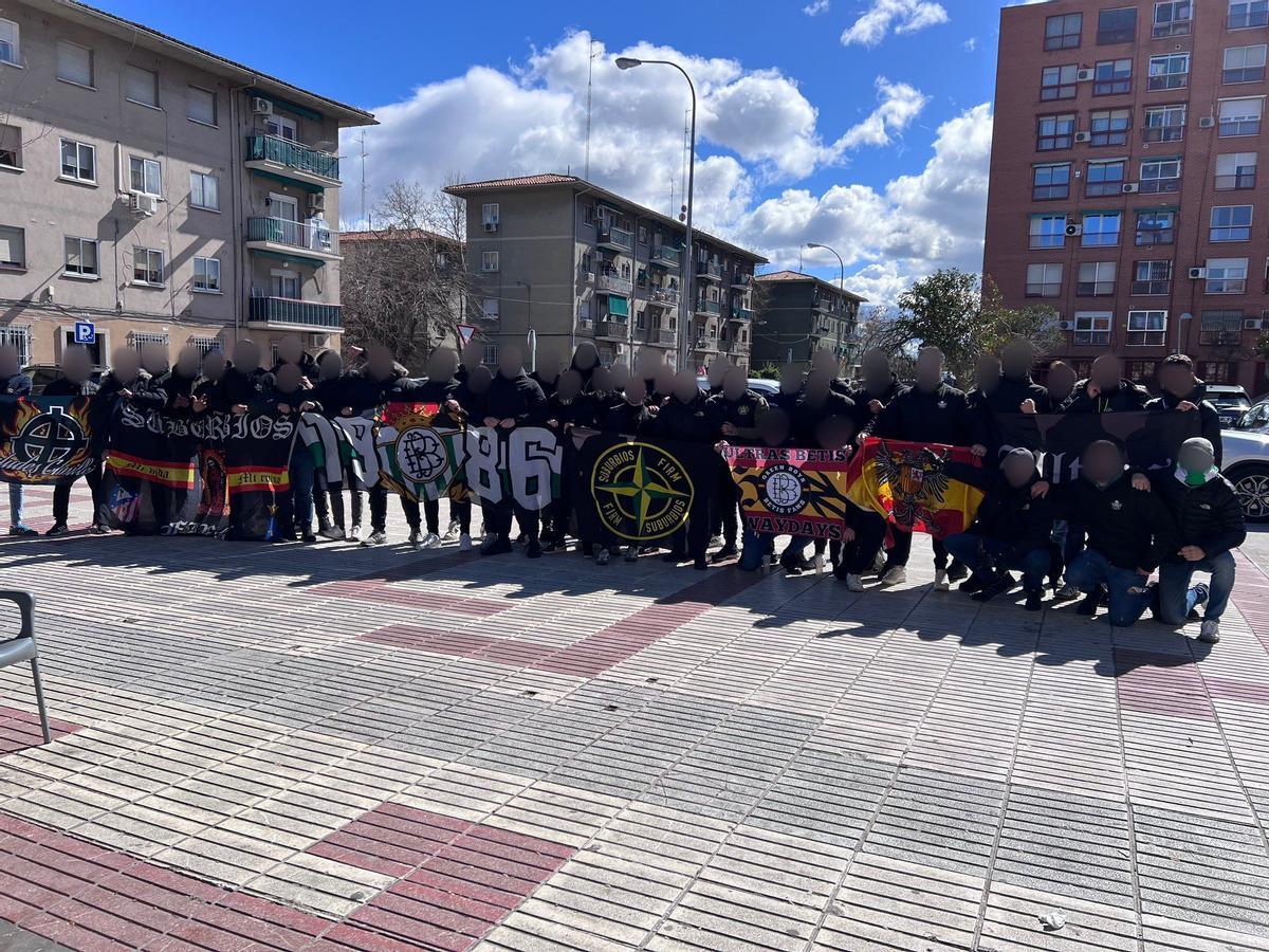 Ultras de Suburbios Firm y de Supporters Gol Sur, unidos antes de un partido