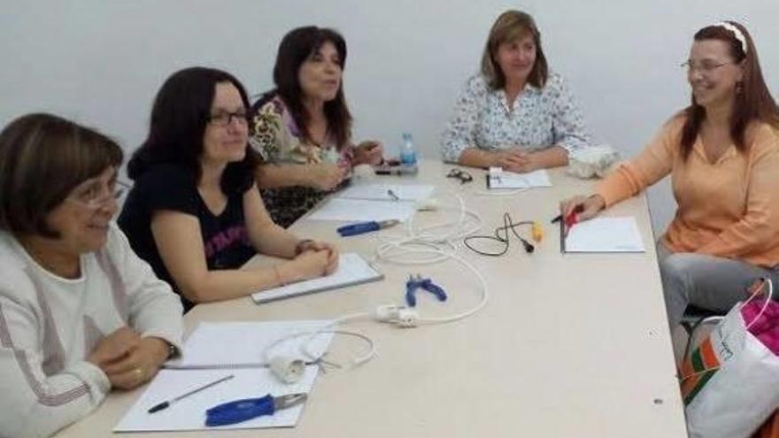 Un curso enseña a mujeres a cambiar una cerradura o arreglar un enchufe