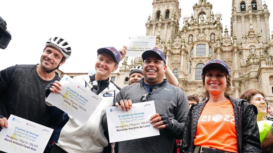 Ronaldo se da un baño de &#039;selfies&#039; en su llegada a Santiago tras hacer el Camino