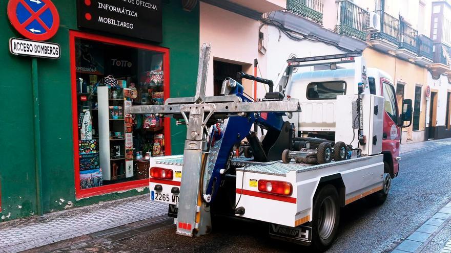 Un vehículo del servicio de grúa municipal en Sevilla. / E.P.