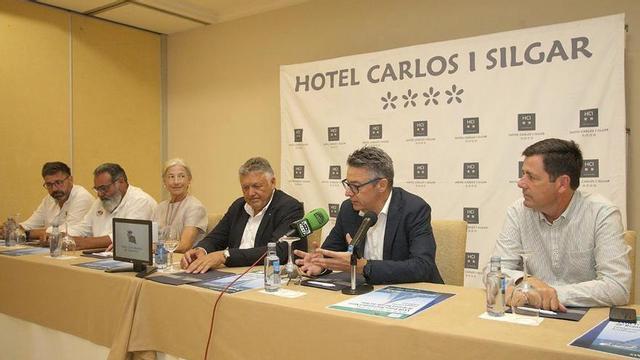 La presentación del trofeo Hotel Carlos I Silgar en Sanxenxo.