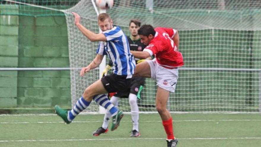 Adri pugna por un balón ante la oposición de un futbolista del Estradense. // Santos Álvarez