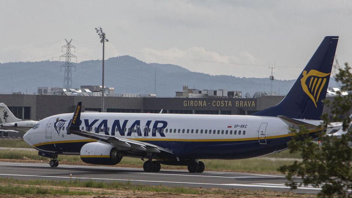Un avió de Ryanair, estacionat a l’aeroport de Girona-Costa Brava.  | DAVID APARICIO