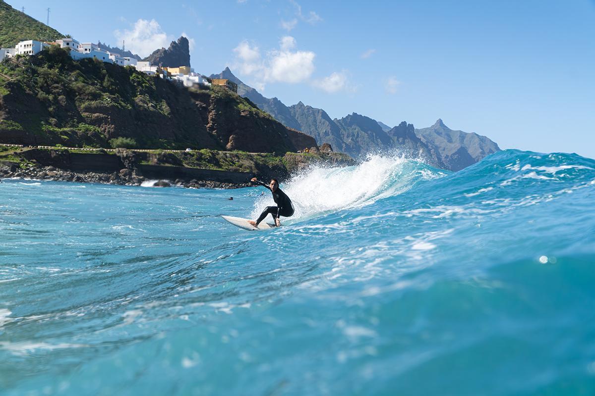 Surf en la playa de Almáciga
