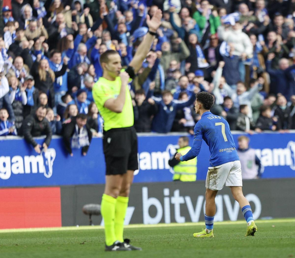 Chaira celebra el triunfo al final del choque ante el Girona. | MIKI LÓPEZ