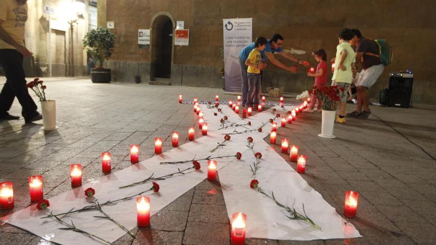 Velas y flores en una protesta contra la violencia machista realizada en Murcia