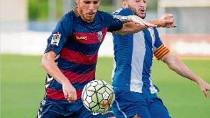 Querol lluita amb un jugador de l&#039;Espanyol B diumenge passat.