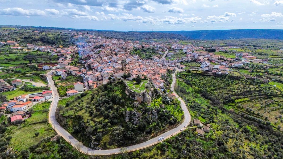El pueblo más bonito de Zamora es uno colgado sobre los Arribes con cientos de bodegas excavadas en la roca