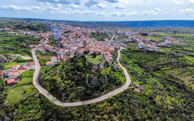 El pueblo más bonito de Zamora no es Puebla de Sanabria: es uno colgado sobre los Arribes con cientos de bodegas excavadas en la roca