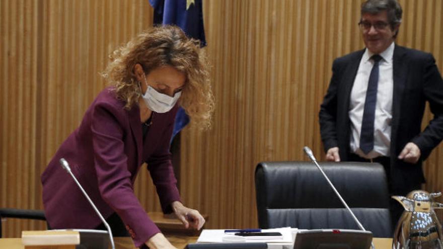 Patxi López, ayer, se dirige a la mesa que desinfecta la presidenta del Congreso Meritxell Batet.