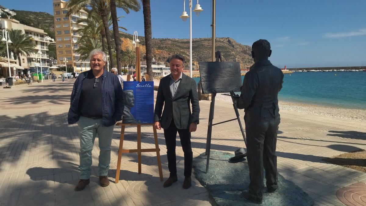 Quico Moragues y el alcalde junto a la escultura de Sorolla en el puerto de Xàbia