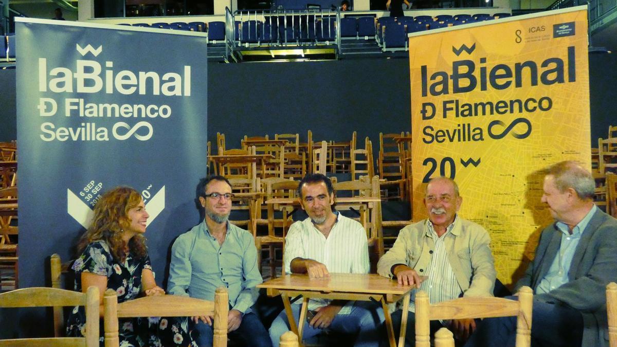 El director de la Bienal, Antonio Zoido, con la directora de Cultura, Isabel Ojeda, y algunos de los artistas. / El Correo