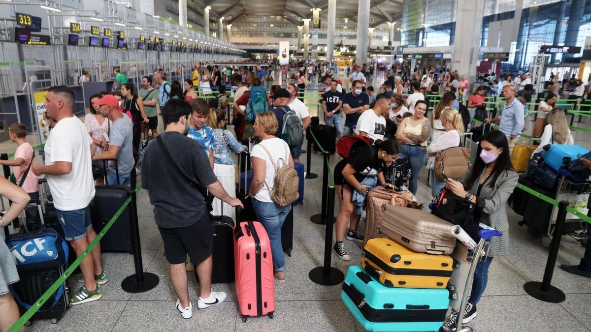 Los turistas llenan el aeropuerto de Málaga en las fiestas de Navidad.