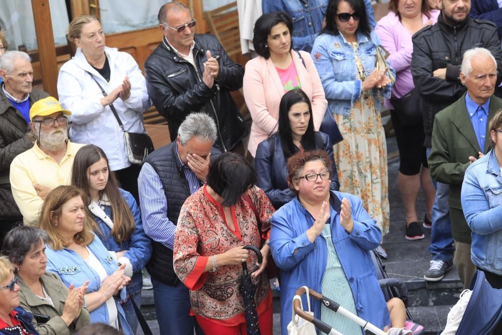 Emotivo minuto de silencio de los vecinos de Cudillero al recordar al joven fallecido David Carragal