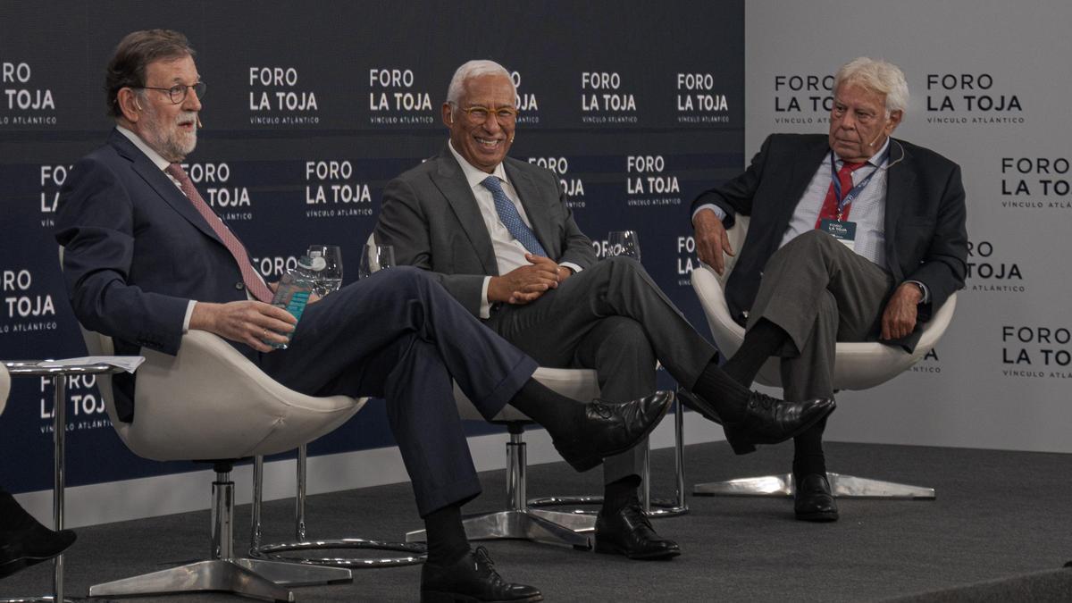 Os expresidentes Mariano Rajoy, Antonio Costa e Felipe González nunha mesa de debate no Foro A Toja, no Grove (Pontevedra)