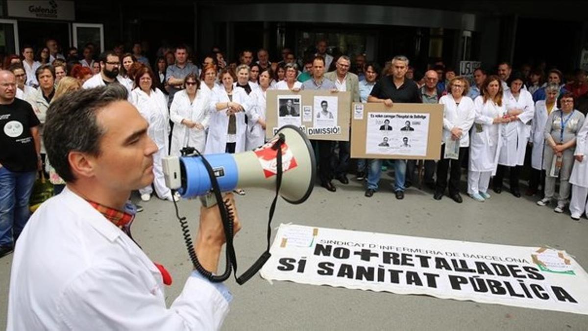 Concentración de médicos en la puerta principal del Hospital de Bellvitge