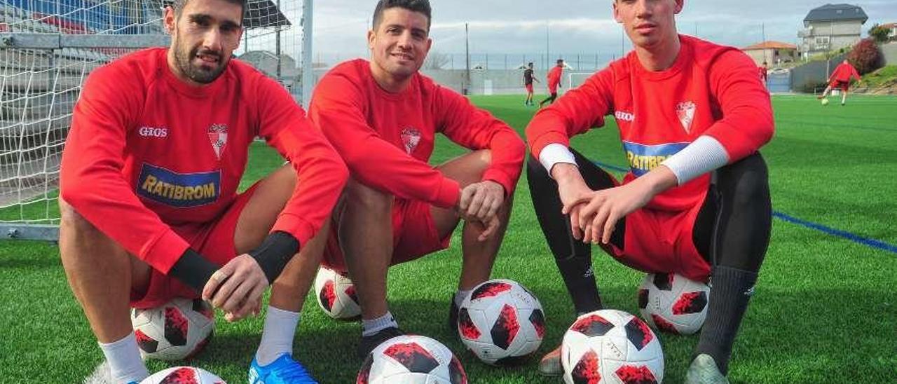 Róber, Adrián Gómez y Trapero en el entrenamiento de ayer en Vilaxoán. // Iñaki Abella